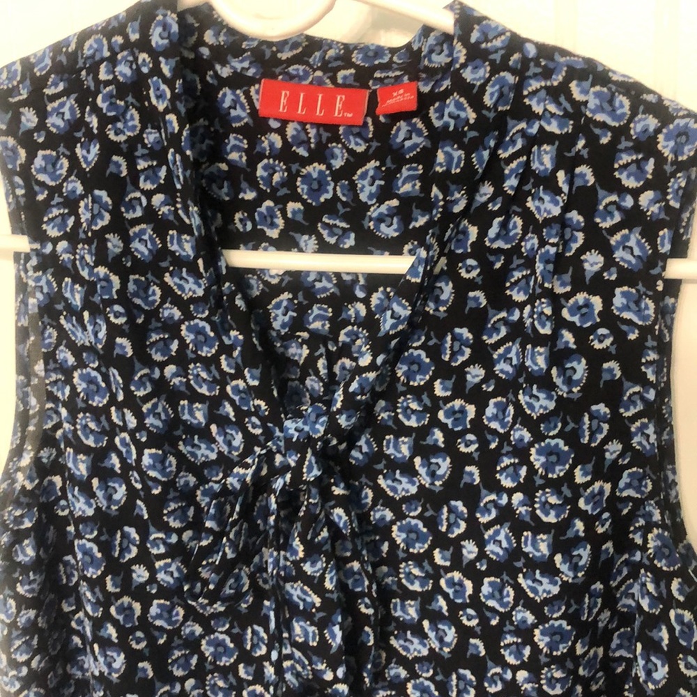 ELLE Slvless BOW Vneck Floral Blue & Black EASYCARE Button Front EUC